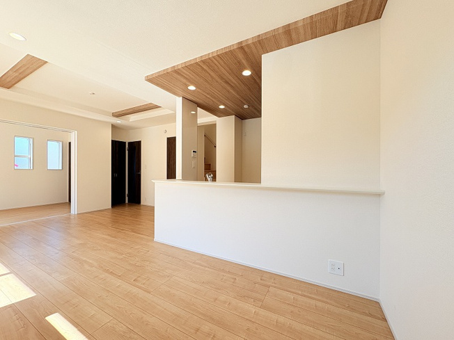 【居間・リビング】 | 練馬区西大泉4丁目　新築一戸建住宅　全1棟　(保谷店) | 人気の対面式キッチンを配しご家族との会話も取りやすい。