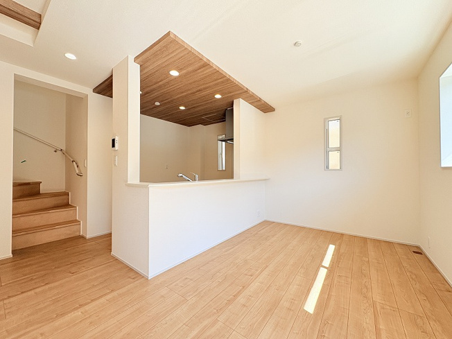 【居間・リビング】 | 練馬区西大泉4丁目　新築一戸建住宅　全1棟　(保谷店) | 広々としたリビングはソファーなどの家具もラクラク置くことができます。