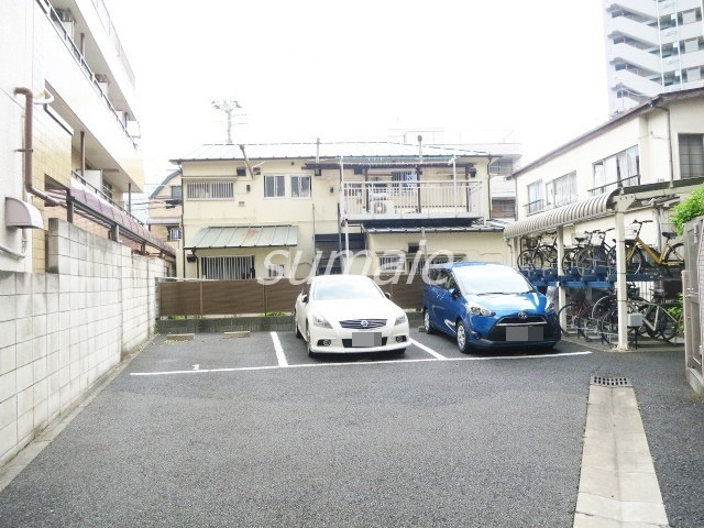 ＣＨＡＮＣＥ－ＢＥＲＧの駐車場|敷地内に駐車場あります♪