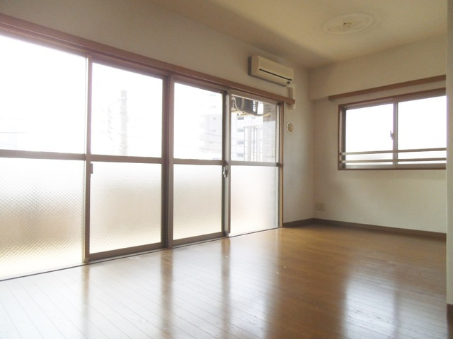 ＣＨＡＮＣＥ－ＢＥＲＧの居間・リビング|13帖のリビングは広々です！