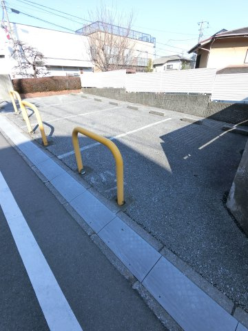 ハウスウステリア E棟の駐車場