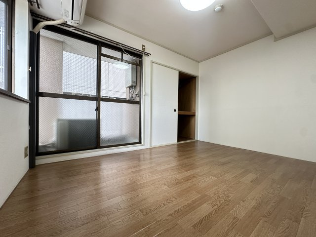 グランドハイツ万代東の居間・リビング