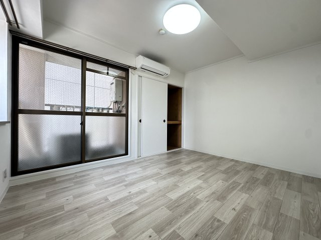 グランドハイツ万代東の洋室