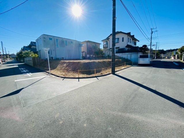 加良部２期　新築戸建　１号棟の前面道路含む現地写真