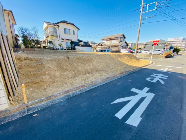 加良部２期　新築戸建　１号棟の前面道路含む現地写真