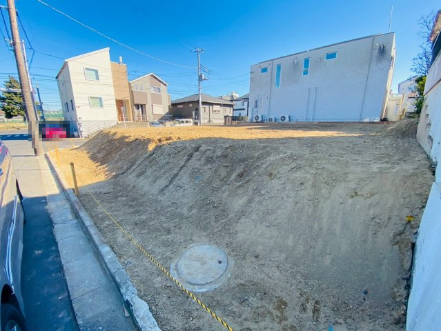 加良部２期　新築戸建　１号棟の前面道路含む現地写真