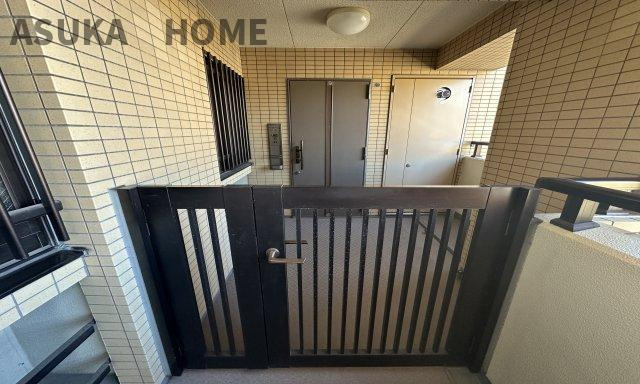 コスモ新横浜の玄関|プライベート性の高いポーチ付きの玄関です。