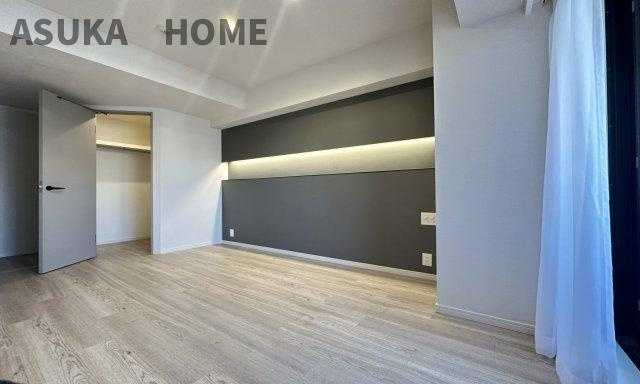 コスモ新横浜の洋室|このお家で一番広い7帖の主寝室は居心地の良い開放感の有る掃き出し窓付き