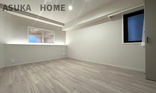 コスモ新横浜の洋室|リビングに面した居室は採光の工夫が施されております。