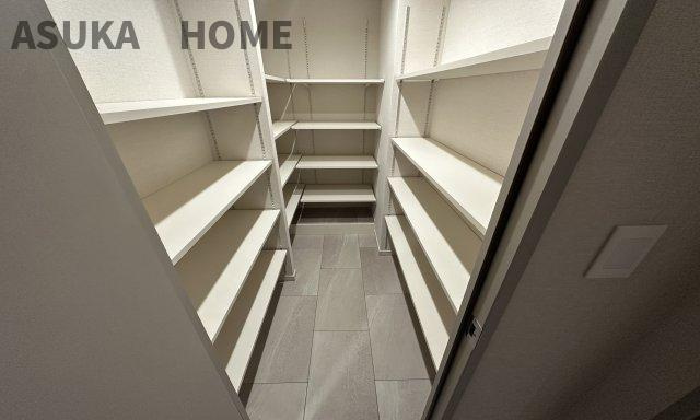 コスモ新横浜の収納|奥行きの有る使いやすいパントリーです。調味料のストックも整理しやすく買い忘れの心配が減りそうです。