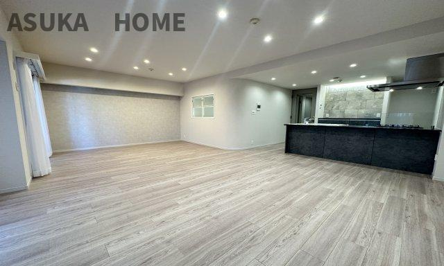 コスモ新横浜の居間・リビング|２０帖超えの広いLDKは家具の配置の悩みもなく開放的な空間になっているので、是非ご見学ください。