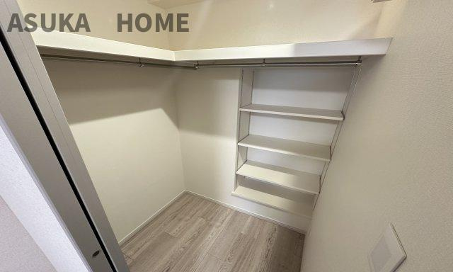 コスモ新横浜の収納|ちょっとした棚が嬉しいウォークインクローゼット