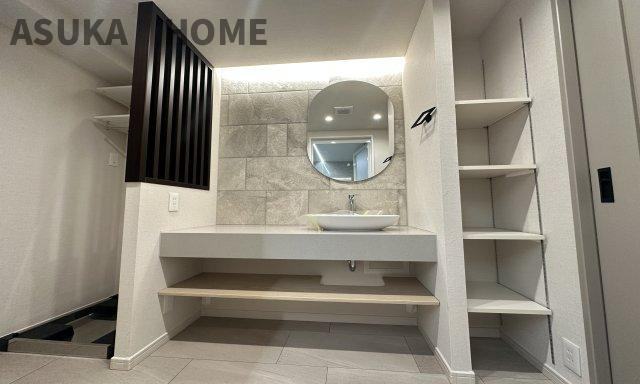 コスモ新横浜の独立洗面台|デザイン性の高い洗面台横にはしっかり収納も完備。