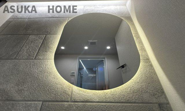 コスモ新横浜の独立洗面台|照明付き鏡の洗面台です。