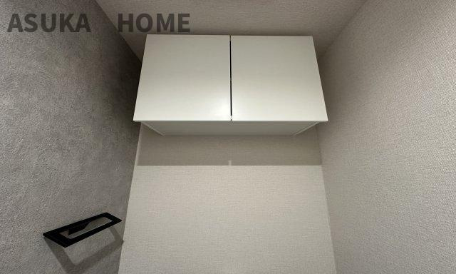 コスモ新横浜のトイレ|温水洗浄便座のトイレ設備です♪トイレ上部にはあると便利な吊戸棚を設置♪