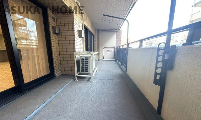 コスモ新横浜のバルコニー|広くワイドなスペースになっているので、一度にたくさんの洗濯物が干せそうですね♪