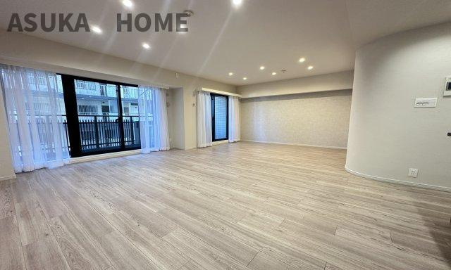 コスモ新横浜の居間・リビング|開放感の有るバルコニー全面に面したリビングです。