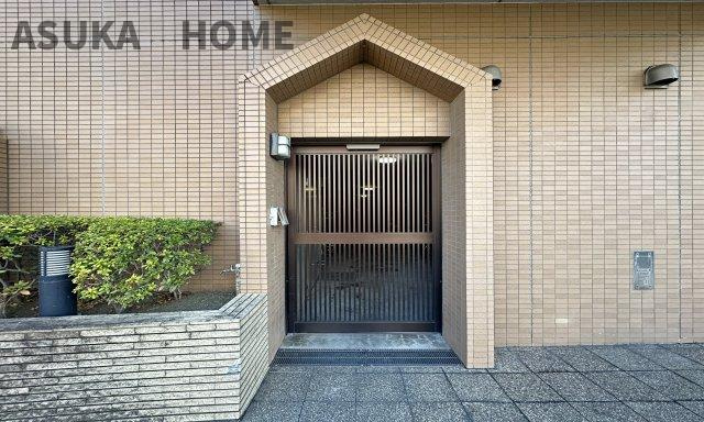 コスモ新横浜の駐輪場|安心の鍵付き室内型の駐輪場です。