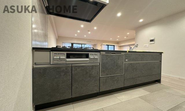 コスモ新横浜のキッチン|ご夫婦や親子での料理をする時間が楽しくなる使い勝手の良い、広々調理スペース♪

