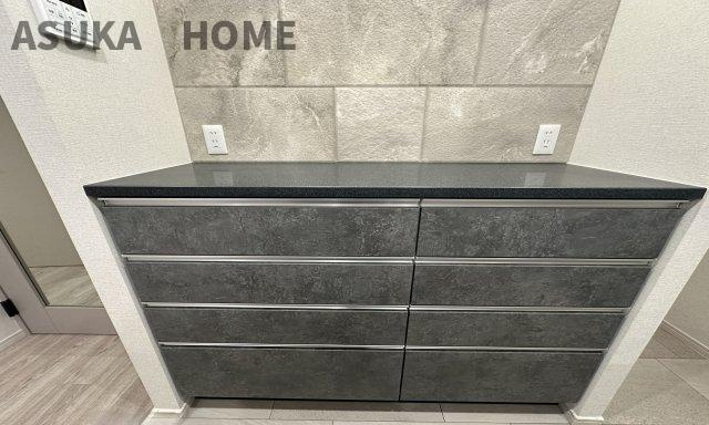 コスモ新横浜のキッチン|キッチンと一体感の有る備え付けのキッチン収納です。