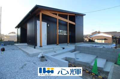 【外観】 | BUNGALOW宇部恩田／平屋・3SLDK | 現地（2026年2月12日撮影）室内工事中です。
明るい日差しが差し込む現地。ぜひ現地をご覧ください。
