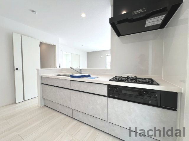 碧南市坂口町2丁目1期　新築戸建＜1号棟＞のキッチン|アッシュカラーでまとめられたキッチンは上質な印象です。家族や来客と会話を楽しみながら、食事やお茶の支度ができるカウンターキッチンです。