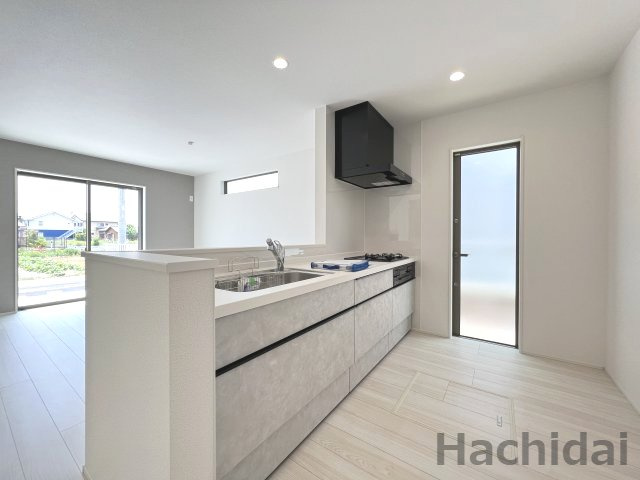 碧南市坂口町2丁目1期　新築戸建＜1号棟＞のキッチン|収納豊富なシステムキッチンは、作業が快適でお手入れもカンタンです。フラットな天板でお掃除もサッと一拭き。家事の負担を最小限に抑えます。　