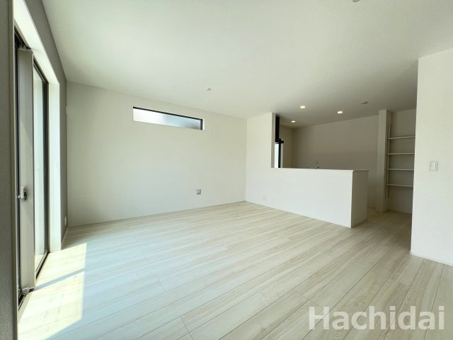 碧南市坂口町2丁目1期　新築戸建＜1号棟＞の居間・リビング|2面採光の明るく開放的なリビングです♪
大きな掃き出し窓から心地よい光が差し込み、1日中明るく爽やかな空間を楽しめます。隣の和室を開放すればさらに広々とお使いいただけます。