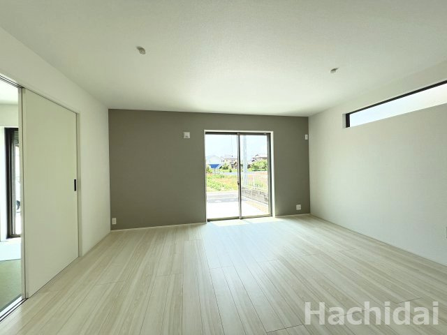 碧南市坂口町2丁目1期　新築戸建＜1号棟＞の居間・リビング|リビングにはアクセントクロスの一面があり、おしゃれな印象です♪