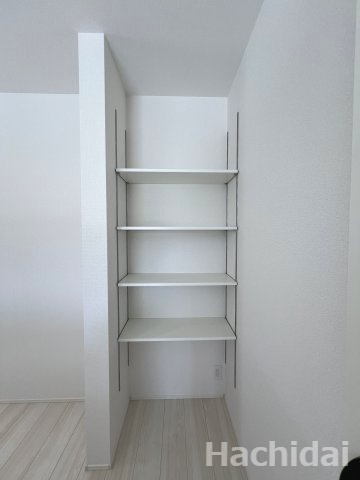 碧南市坂口町2丁目1期　新築戸建＜1号棟＞の収納|キッチン横にはパントリーつき♪
収納物に合わせて高さを調節できる便利な「可動棚仕様」です。買い溜めした食品や、置き場所に困る調理家電も綺麗に収まります。
