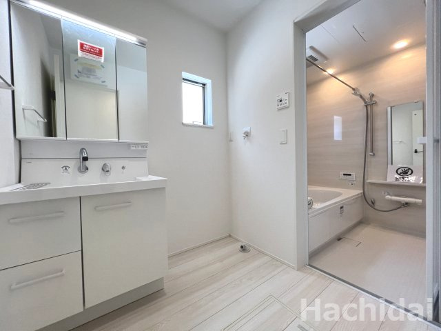 碧南市坂口町2丁目1期　新築戸建＜1号棟＞の洗面所|バックガードがミラー下まであり洗面ボールと一体成形になったキレイアップカウンターです♪
上から水が出るキレイアップ水栓は、水栓まわりに水がたまらないので清潔です