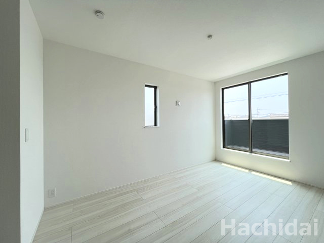 碧南市坂口町2丁目1期　新築戸建＜1号棟＞の洋室|主寝室はゆったり過ごせる6.7帖。開放的なルーフバルコニーに繋がっています。朝起きてすぐ外の空気を吸ってリフレッシュできます♪