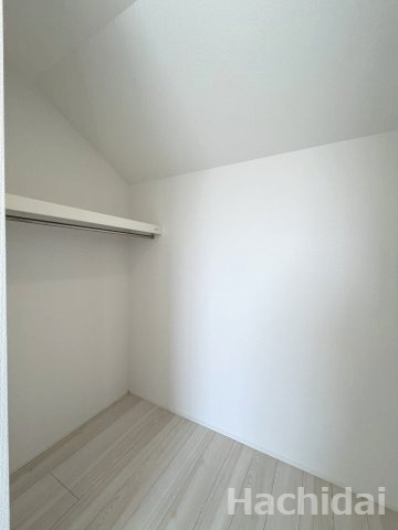 碧南市坂口町2丁目1期　新築戸建＜1号棟＞の収納|ご夫婦2人分のオールシーズンのワードローブが納められるほどの大型WIC付きです。