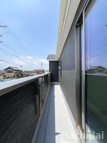 碧南市坂口町2丁目1期　新築戸建＜1号棟＞のバルコニー|南向きのバルコニーは、洗濯物や布団を干すだけでなく、暖かな陽射しや爽やかな風を存分に取り込み、お部屋に解放感をもたらしてくれます♪