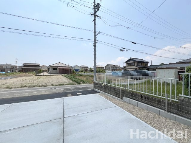 碧南市坂口町2丁目1期　新築戸建＜1号棟＞の駐車場|前面道路との高低差が少なく、お車の出入庫がスムーズに行えます。ベビーカーを押しての移動もしやすそうです♪