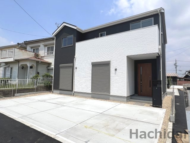 碧南市坂口町2丁目1期　新築戸建＜1号棟＞の駐車場|前面道路との高低差が少なく、お車の出入庫がスムーズに行えます。ベビーカーを押しての移動もしやすそうです♪