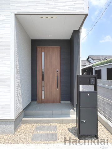 碧南市坂口町2丁目1期　新築戸建＜1号棟＞のエントランス|シンプルでモダンなエントランスホールです。玄関ポーチには軒があり、雨の日の小さなお子様連れや荷物の多い日も安心です。