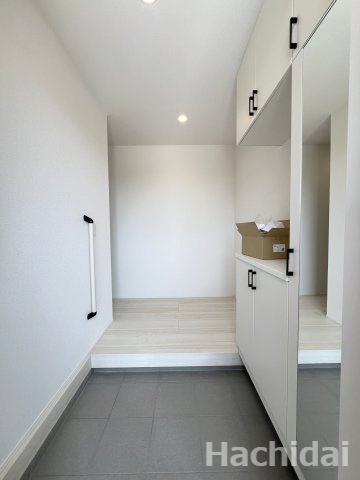 碧南市坂口町2丁目1期　新築戸建＜1号棟＞の玄関|白い建具のシューズボックスは雑然としがちな玄関を、清潔感あふれる空間へと整えてくれます。
鏡付きでお出かけ前の身だしなみチェックに便利です。