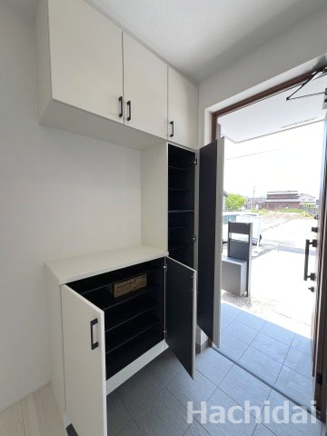 碧南市坂口町2丁目1期　新築戸建＜1号棟＞の収納|備え付けのシューズボックスがあるため、家族全員の靴をすっきり収納できます。