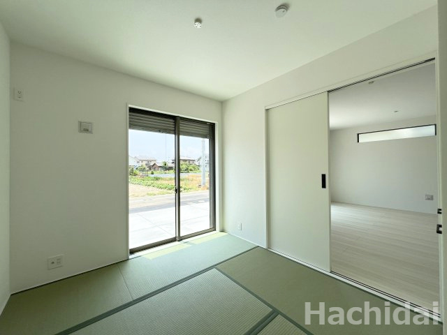 碧南市坂口町2丁目1期　新築戸建＜1号棟＞の和室|リビングに隣接して和室がある間取りです。普段は引き戸を開けてリビングの延長として広々使え、来客時には閉めて客間やお昼寝スペースとしても活躍しそうです。