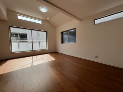 【居間・リビング】 | 湘南台1丁目　新築戸建て　2区画 | ゆったりとしたリビングです