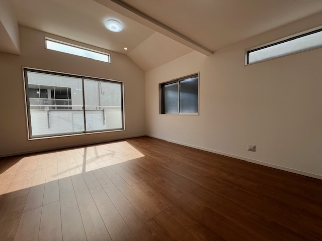 【居間・リビング】 | 湘南台1丁目　新築戸建て　2区画 | ゆったりとしたリビングです