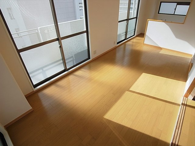 サンメゾン大開の居間・リビング|リビング広々１２帖窓も多く風通し良好