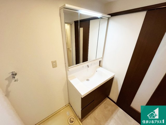 ライオンズマンション明石大久保第2の独立洗面台|清潔感のある洗面台です。フラットな鏡は掃除がしやすく毎日清潔！鏡裏には収納があるのでスッキリとした洗面台が保てます。