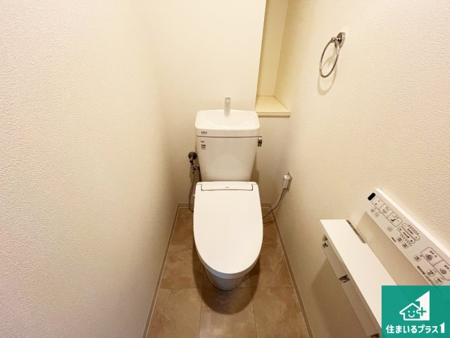 ライオンズマンション明石大久保第2のトイレ|1・2階の2ヶ所にあるので、朝の忙しい時間の順番待ちもなく、深夜の利用にも大変便利です。