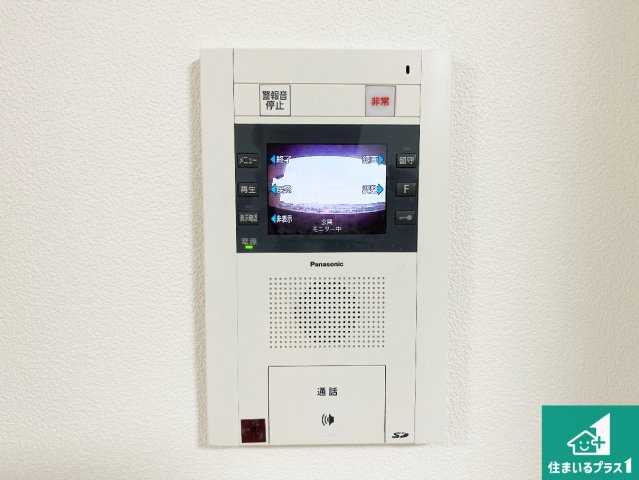 ライオンズマンション明石大久保第2の防犯設備|カラーモニターインターホン！声だけでなく来訪者の姿や顔がモニターで確認できるので、小さなお子様がいらっしゃるご家庭でも安心できます！