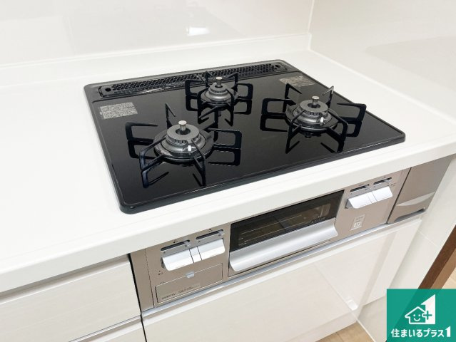 ライオンズマンション明石大久保第2の設備|ダブル高火力Ｓｉセンサー付きコンロ！３口あるので、まとめて料理をする時も大活躍！