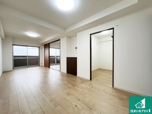 ライオンズマンション明石大久保第2の居間・リビング|日当たり良好の明るいリビングで朝の目覚めもスッキリできそう！対面キッチンでご家族のコミュニケーションも自然と増える設計！小さなお子様が遊ぶスペースを作っても広々とくつろげるLDK！