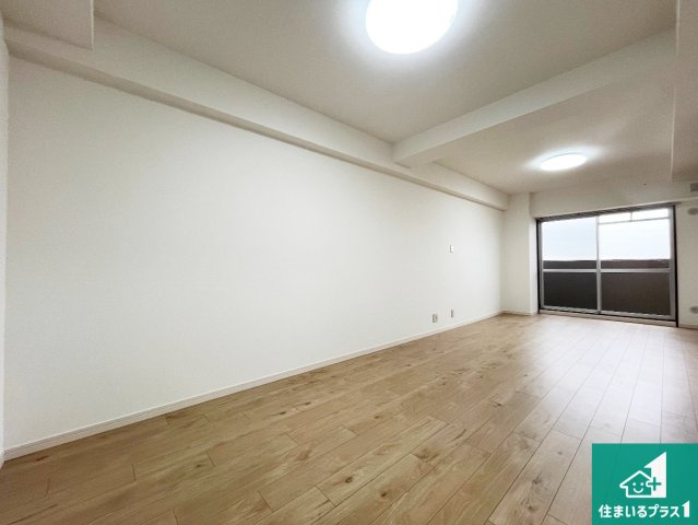 ライオンズマンション明石大久保第2の居間・リビング|明るいリビングで朝の目覚めもスッキリできそう！対面キッチンでご家族のコミュニケーションも自然と増える設計！小さなお子様が遊ぶスペースを作っても広々とくつろげるLDK！