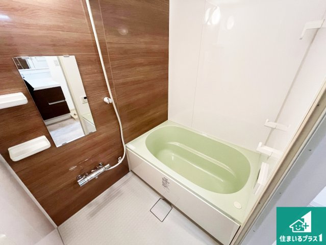 ライオンズマンション明石大久保第2の浴室|足をゆったり伸ばして寛げる浴槽です。窓が設けられていますので差し込む光が明るく穏やかな雰囲気にしてくれます♪浴室乾燥機も設置しているので、雨の日の洗濯物も安心です♪